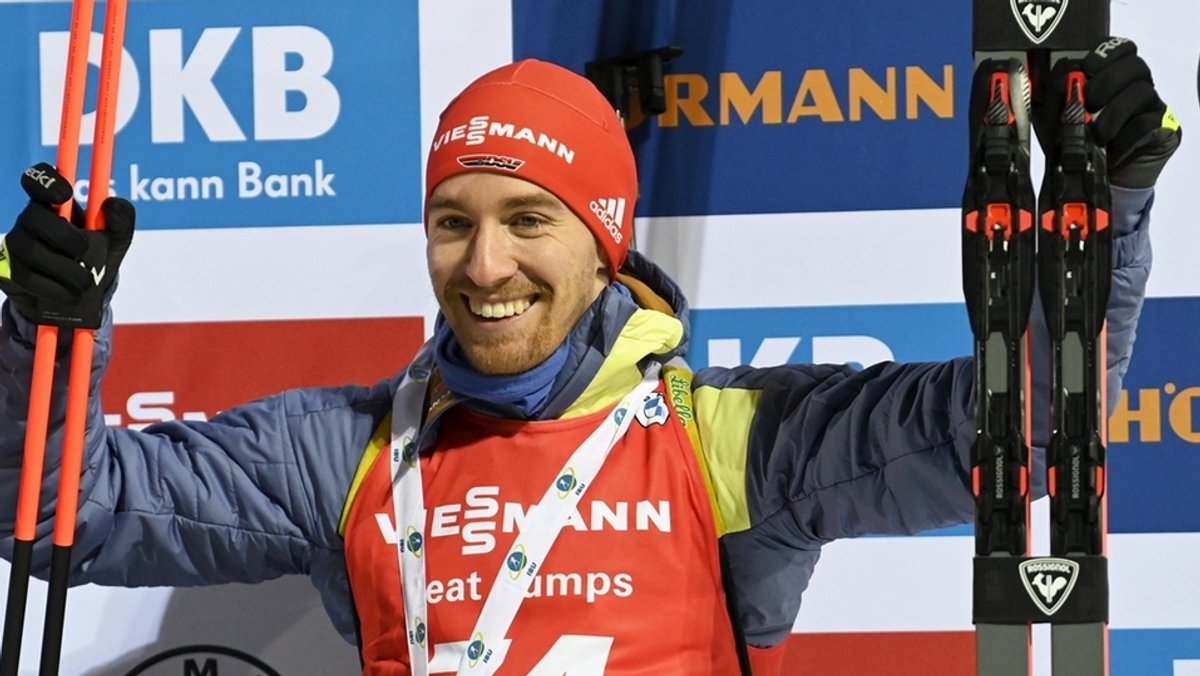 29.11.2022, Finnland, Kontiolahti: Biathlon: Weltcup, 20 km Einzel, Herren: David Zobel, Drittplatzierter aus Deutschland, jubelt über seine Medaille. 