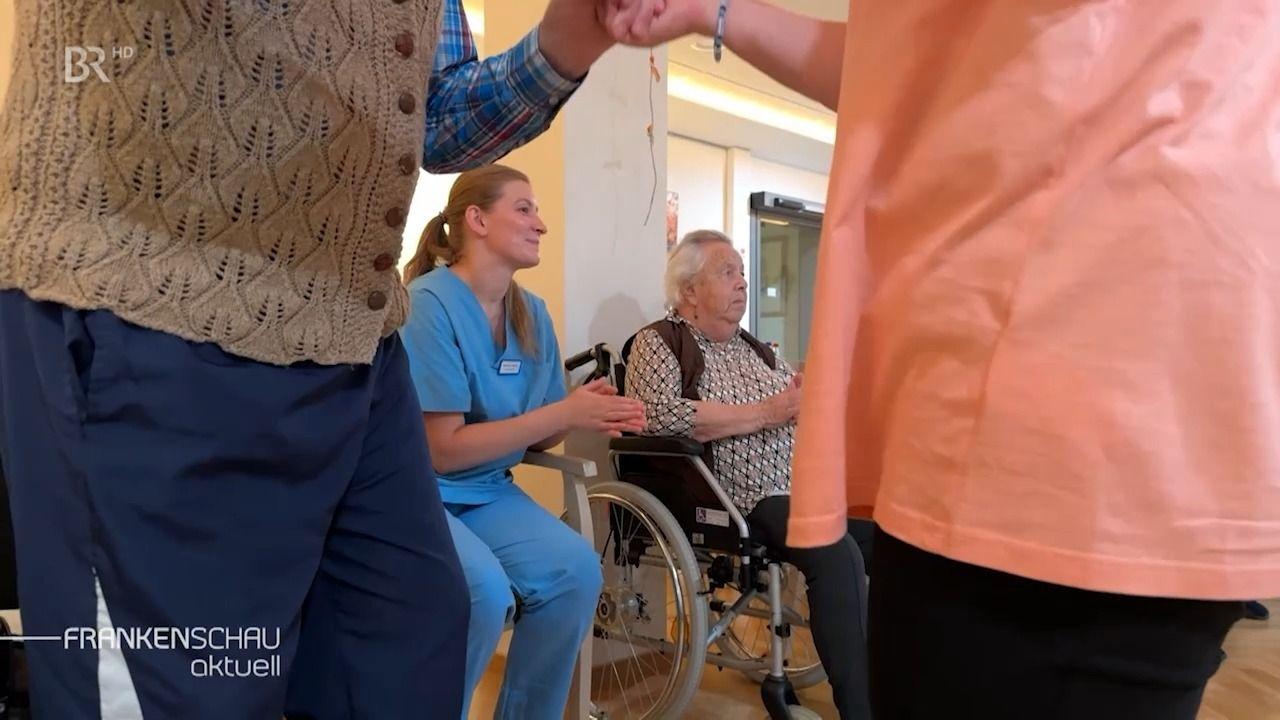 Pflegerin mit Altenheim-Bewohnern