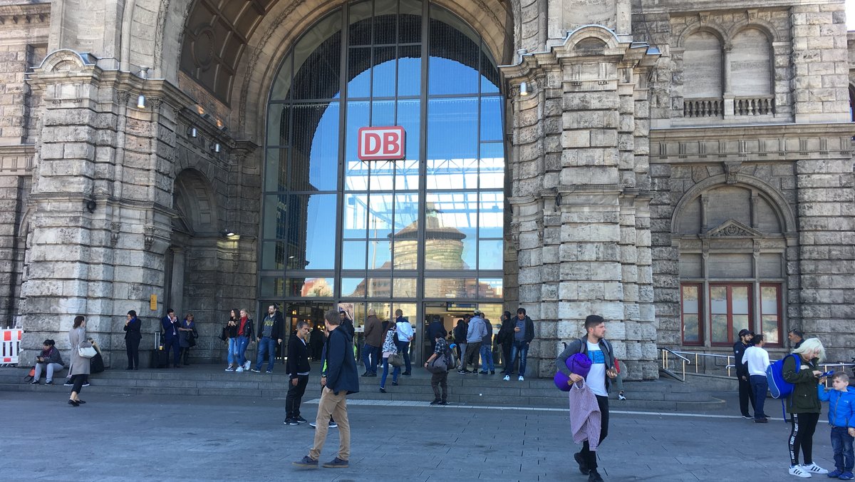 Menschen vor dem Haupteingang zum Nürnberger Hauptbahnhof.