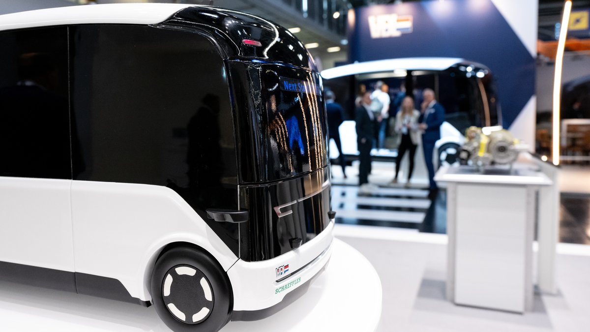 Ein autonomer Bus von Schaeffler bei der IAA Mobility in München: Chinesische Idee, deutsche Technik?