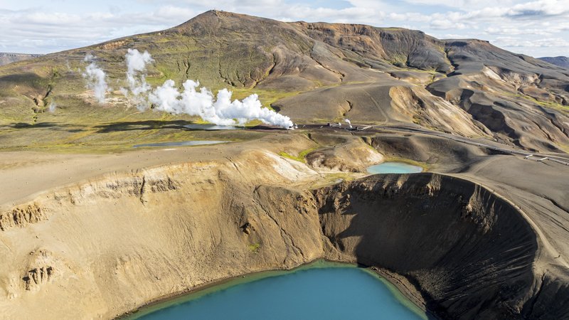 Vulkansystem Krafla mit dem Kratersee Viti beim Kraftwerk Krafla auf Island | Bild: picture alliance/ imageBROKER Andreas Werth Vulkansystem Krafla mit dem Kratersee Viti beim Kraftwerk Krafla auf Island