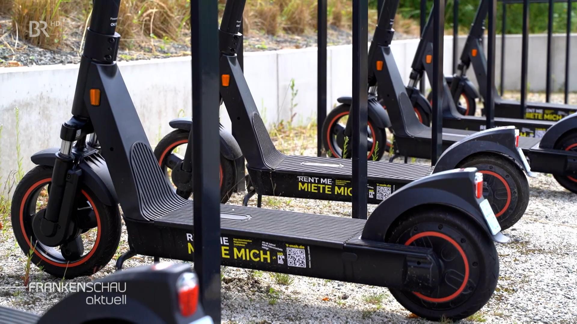 Die neue E-Scooter-Flotte in Hof, bis jetzt stets gut geparkt.