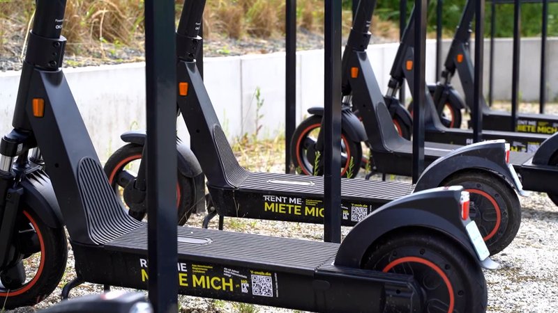 Die neue E-Scooter-Flotte in Hof, bis jetzt stets gut geparkt. | Bild: BR Die neue E-Scooter-Flotte in Hof, bis jetzt stets gut geparkt.