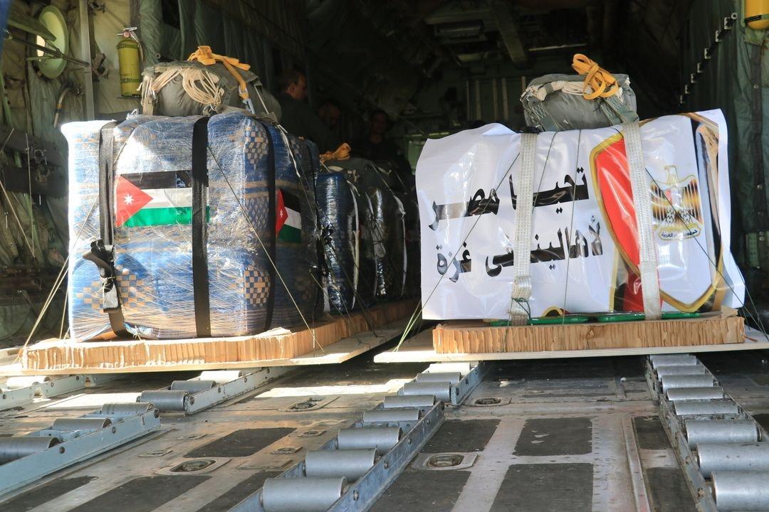 Fallschirme sind an mehreren Hilfsgüterpaketen montiert 