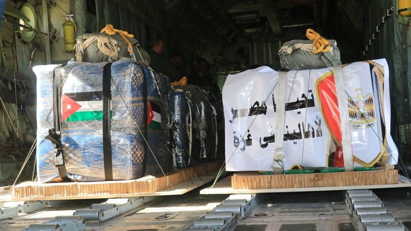 Fallschirme sind an mehreren Hilfsgüterpaketen montiert 