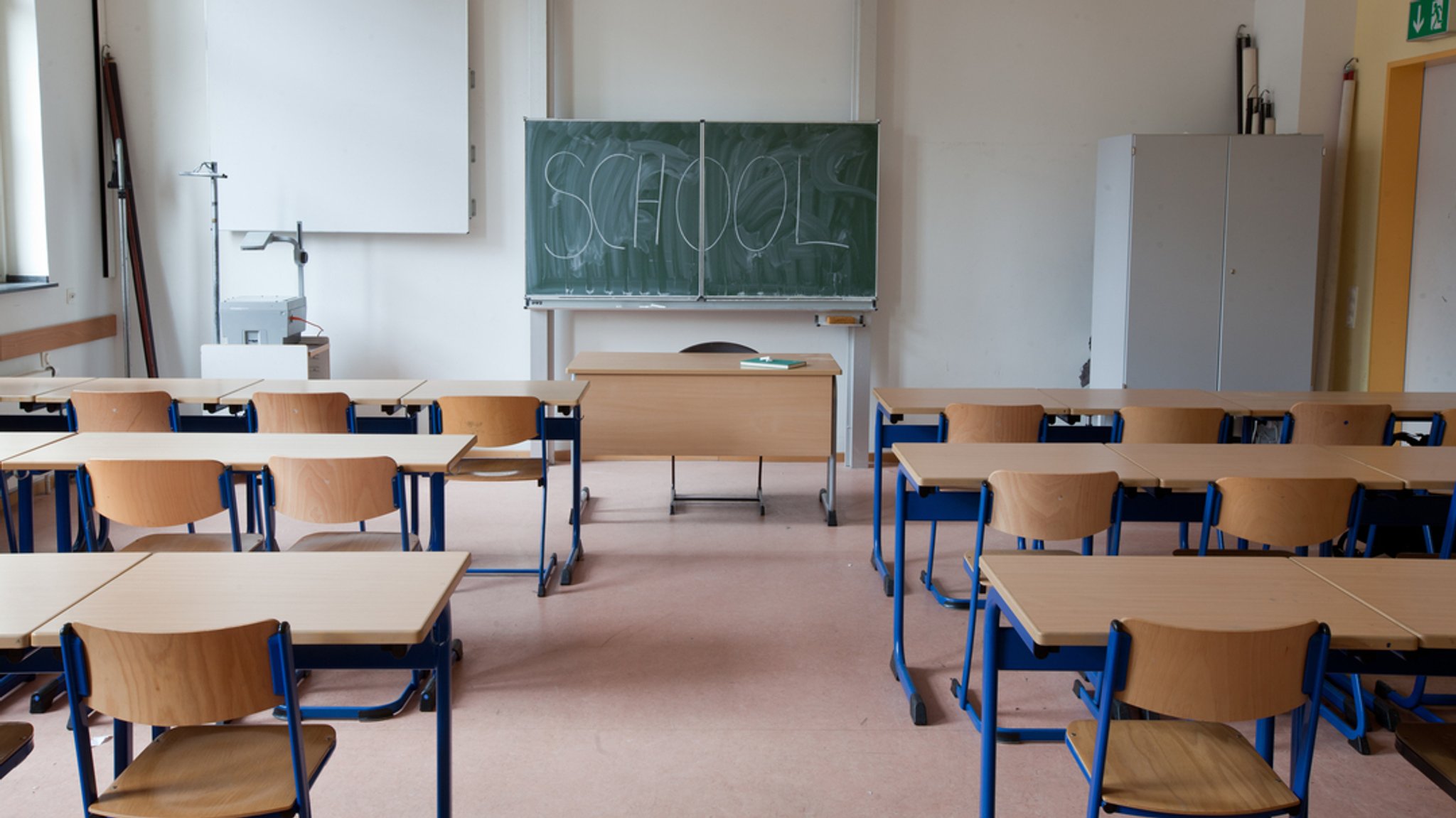 Leere Klassen, weil so viele Kinder krank sind: Im Landkreis Rosenheim mussten zwei Schulen einige Klassen in den Distanzunterricht schicken.