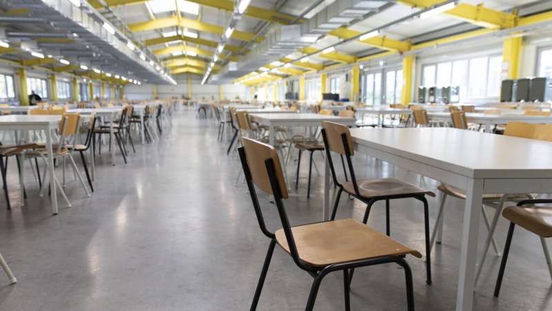 Leerer Sitzbereich der Kantine der Erstaufnahmeeinrichtung Oberfranken. | Bild: BR/Raphael Kast Leerer Sitzbereich der Kantine der Erstaufnahmeeinrichtung Oberfranken.