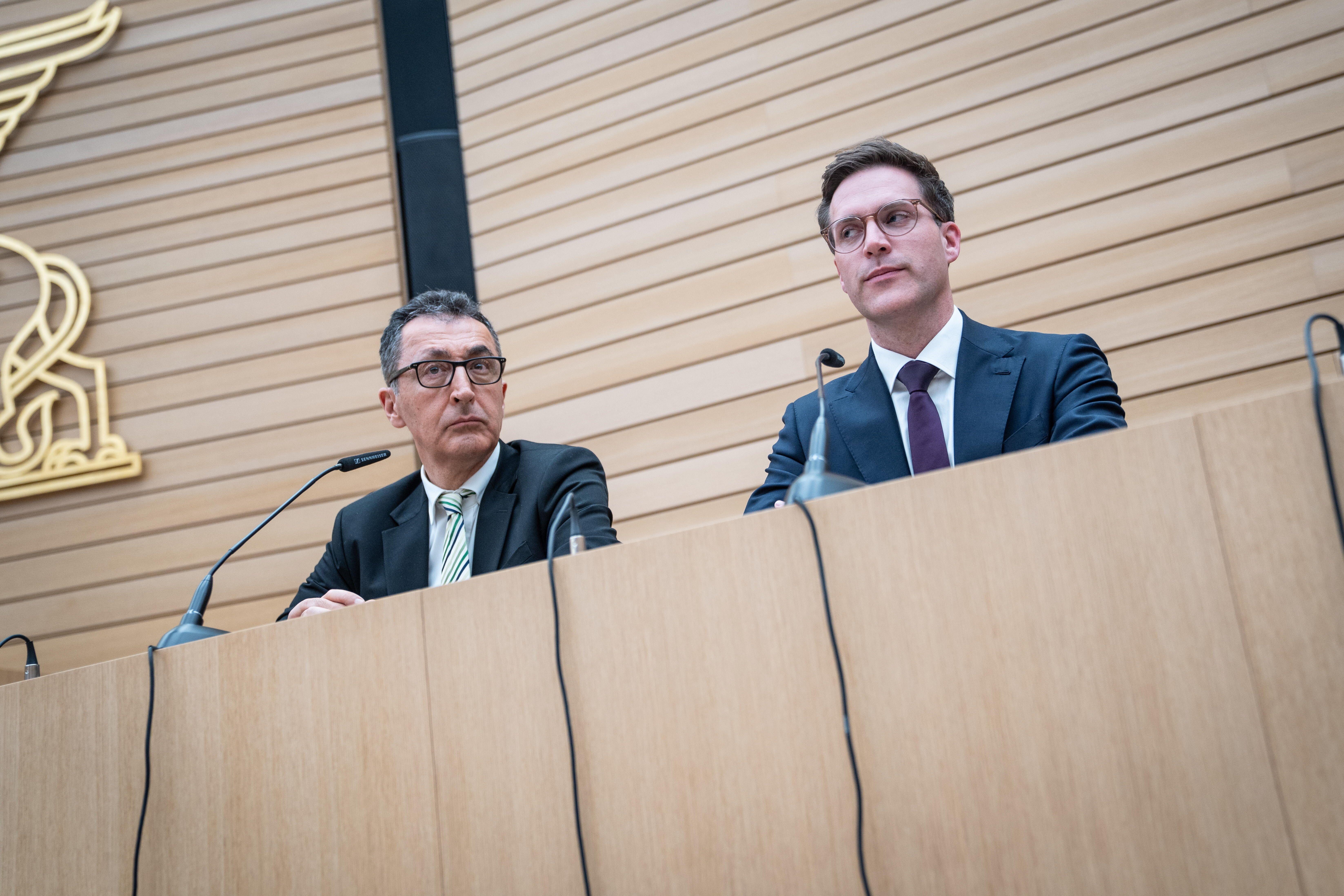 Cem Özdemir, Spitzenkandidat Grüne, Manuel Hagel, Spitzenkandidat CDU (von links) auf der Landespressekonferenz im Landtag am Wahlabend