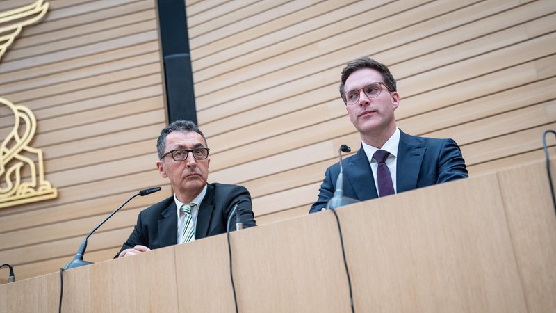 Cem Özdemir, Spitzenkandidat Grüne, Manuel Hagel, Spitzenkandidat CDU (von links) auf der Landespressekonferenz im Landtag am Wahlabend | Bild: picture alliance / Chris Emil Janßen | Chris Emil Janssen Cem Özdemir, Spitzenkandidat Grüne, Manuel Hagel, Spitzenkandidat CDU (von links) auf der Landespressekonferenz im Landtag am Wahlabend