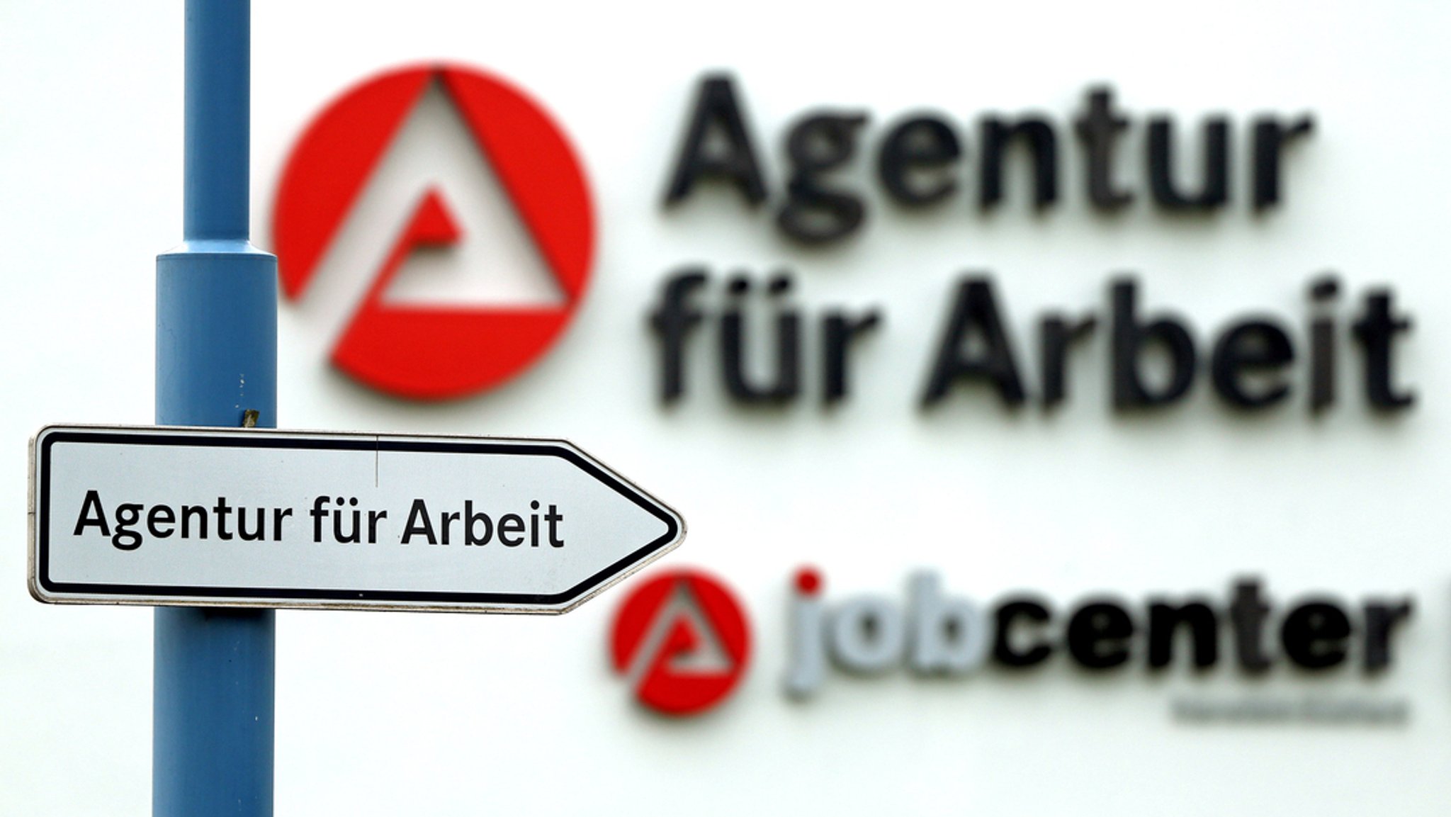 08.04.2014, Sachsen-Anhalt, Sangerhausen: Ein Schild weist den Weg zur Agentur für Arbeit. (Symbolbild)