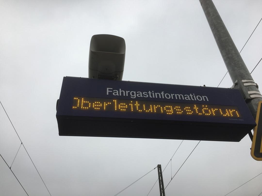 Fahrgastinformation mit der Anzeige "Oberleitungsstörung"