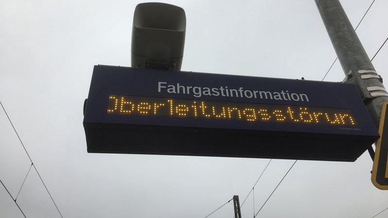 Fahrgastinformation mit der Anzeige "Oberleitungsstörung" | Bild: BR/Guido Fromm Fahrgastinformation mit der Anzeige "Oberleitungsstörung"