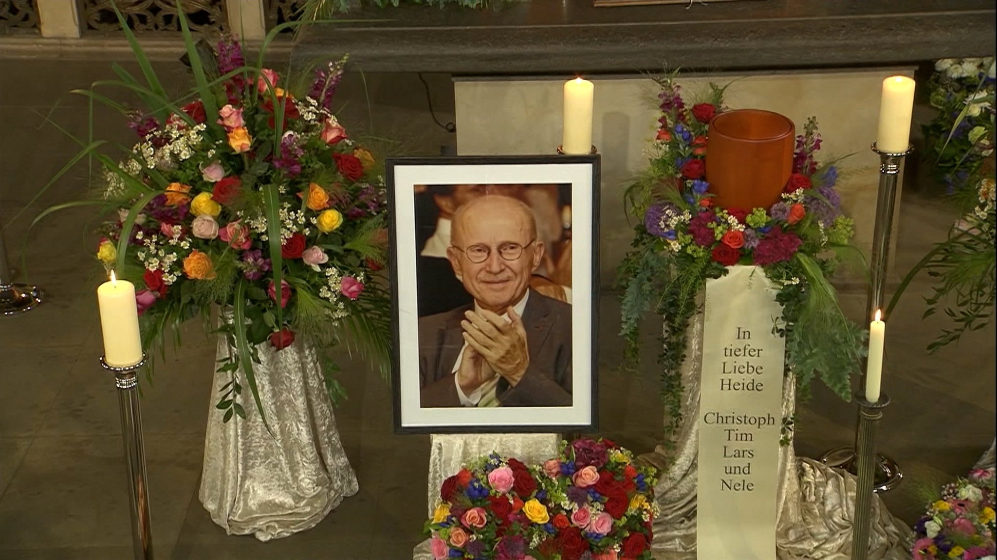 Ein Bild erinnert auf seiner Trauerfeier im Bremer Dom an Willi Lemke.