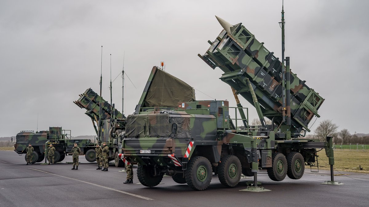 Gefechtsbereite Flugabwehrraketensysteme vom Typ "Patriot" des Flugabwehrraketengeschwaders 1 der Bundeswehr