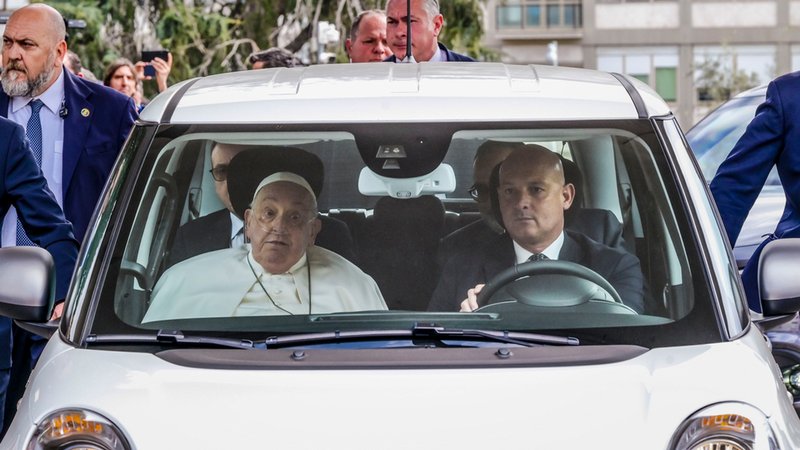 23.03.2025, Italien, Rom: Papst Franziskus verlässt in einem Auto die Poliklinik Agostino Gemelli in Rom, wo er seit dem 14. Februar wegen einer Bronchitis und einer beidseitigen Lungenentzündung behandelt wird. | Bild: dpa-Bildfunk/Marco Ravagli 23.03.2025, Italien, Rom: Papst Franziskus verlässt in einem Auto die Poliklinik Agostino Gemelli in Rom, wo er seit dem 14. Februar wegen einer Bronchitis und einer beidseitigen Lungenentzündung behandelt wird.