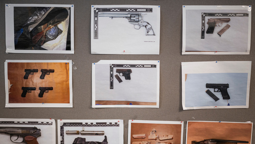 Polizisten haben bei Einsätzen Waffen eingesammelt. Fotos davon haben sie in einer Polizeistation an die Wand geheftet.