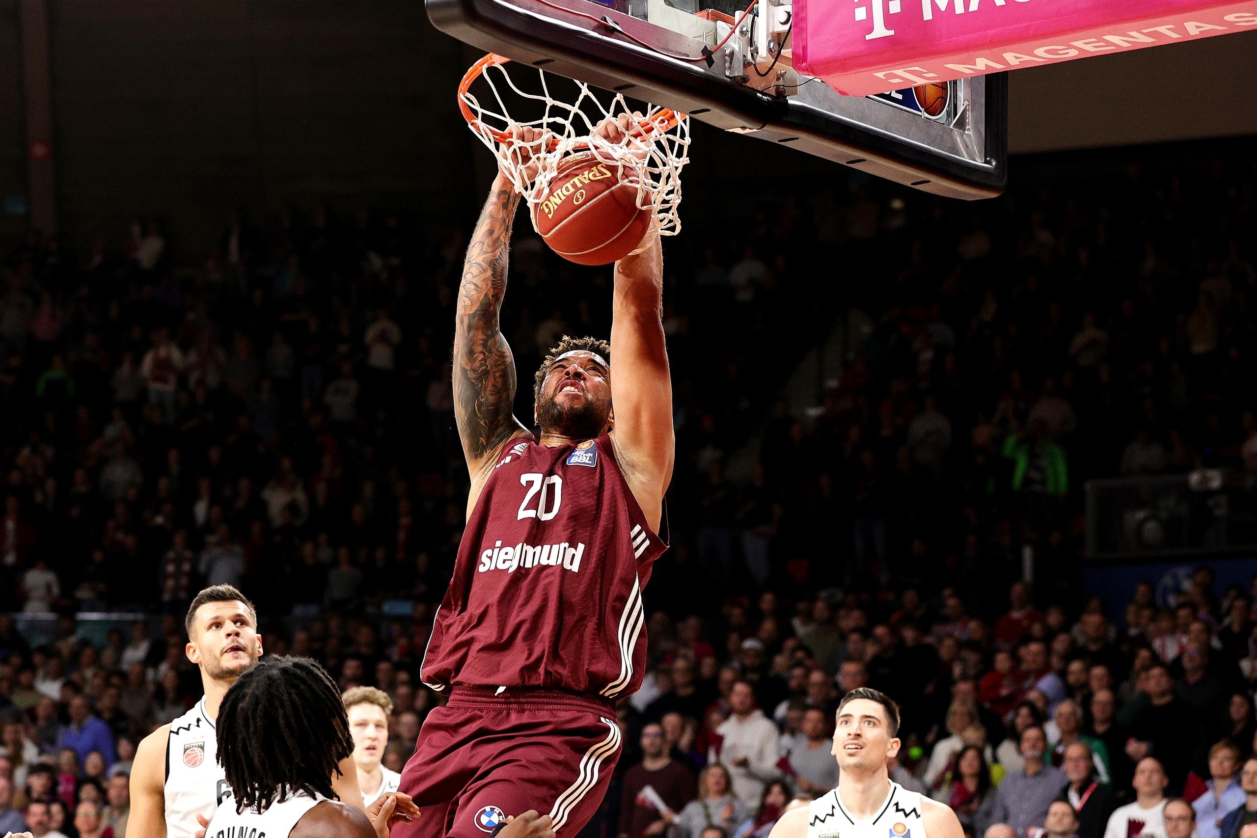 Elias Harris von den FC-Bayern-Basketballern bei einem Korb gegen Bamberg