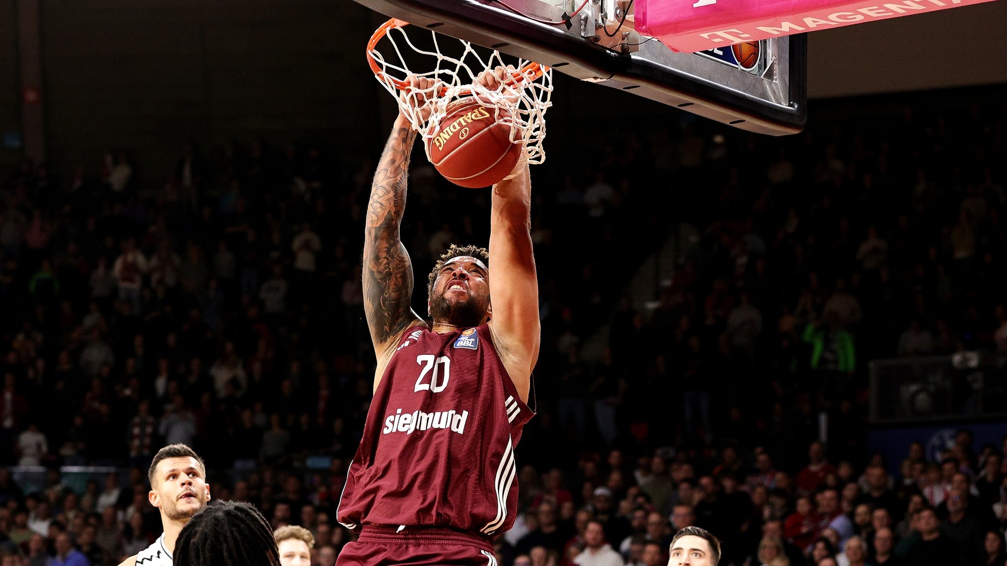 Elias Harris von den FC-Bayern-Basketballern bei einem Korb gegen Bamberg