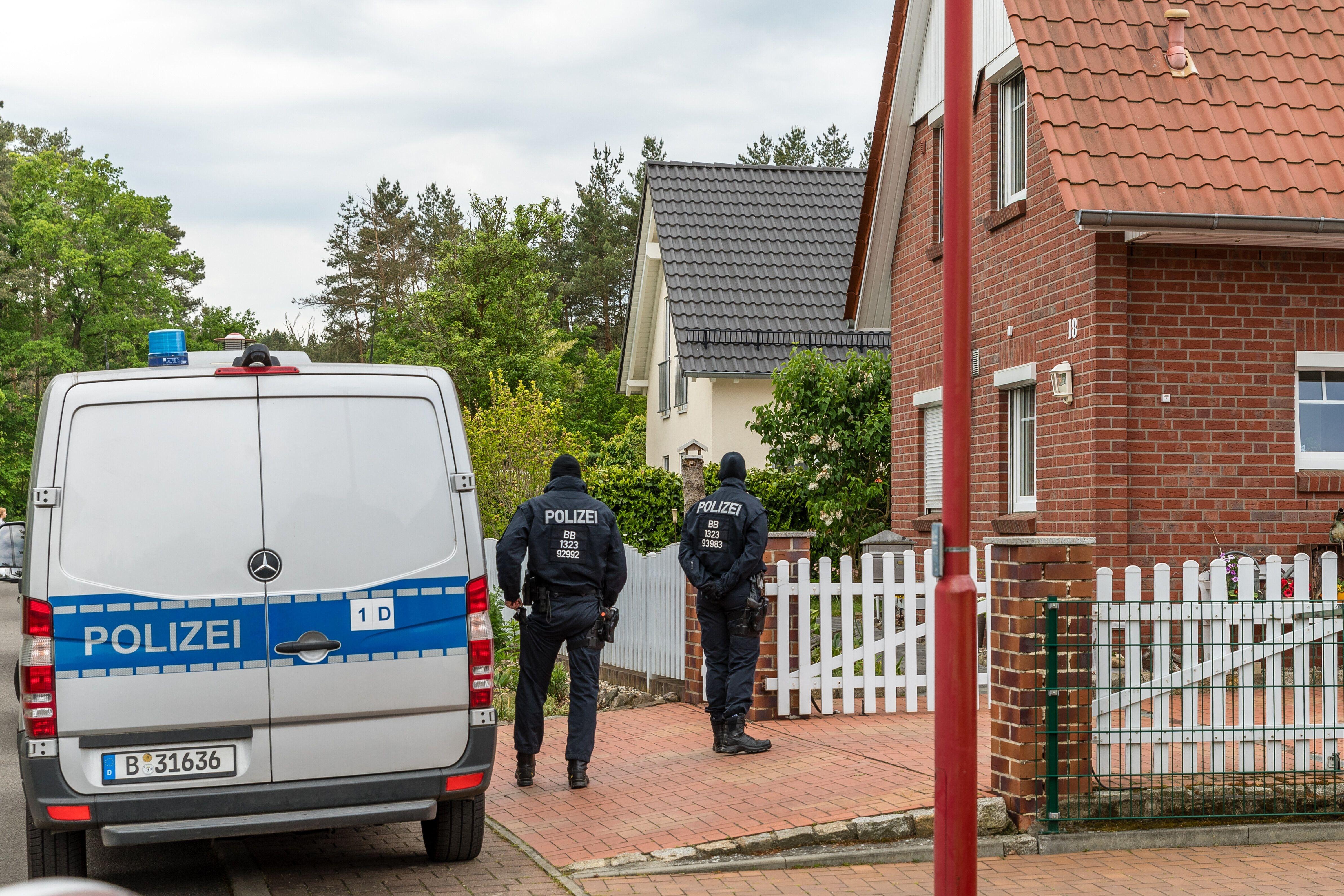 Terrorzelle zerschlagen: Polizisten durchsuchen ein Haus in Altdöbern (Brandenburg)