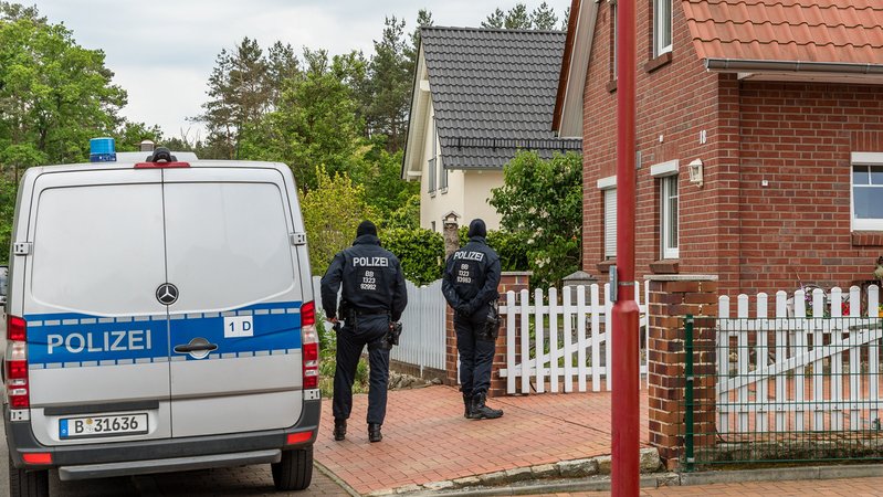 Terrorzelle zerschlagen: Polizisten durchsuchen ein Haus in Altdöbern (Brandenburg) | Bild: picture alliance/dpa | Frank Hammerschmidt Terrorzelle zerschlagen: Polizisten durchsuchen ein Haus in Altdöbern (Brandenburg)