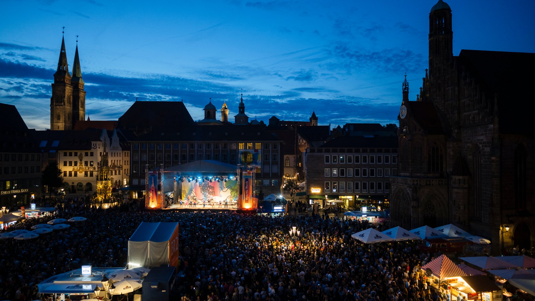 Konzert auf dem Nürnberger Hauptmarkt während des Bardentreffens 2024