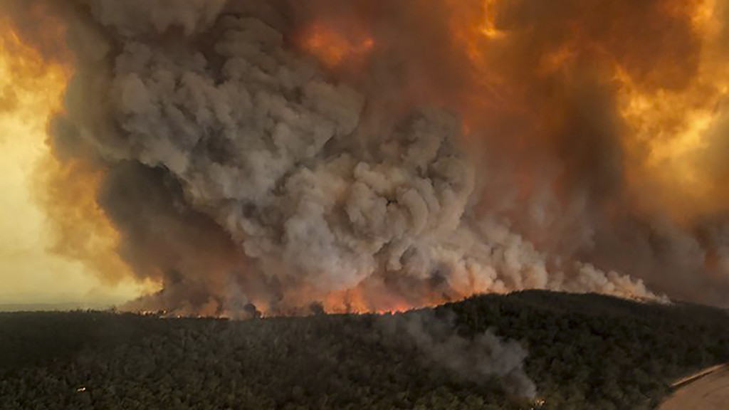 Waldbrände unter Rauchwolken in Bairnsdale, Australien