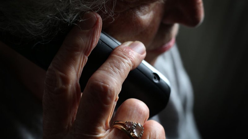 Eine ältere Frau telefoniert mit einem schnurlosen Festnetztelefon. (Symbolfoto)
