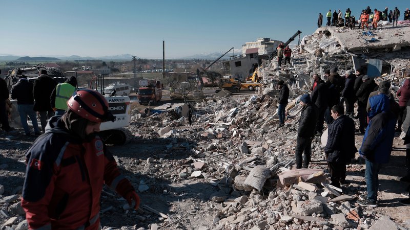Die Zahl der Erdbeben-Toten in der Türkei und in Syrien liegt inzwischen bei über 20.000 bestätigten Todesopfern.