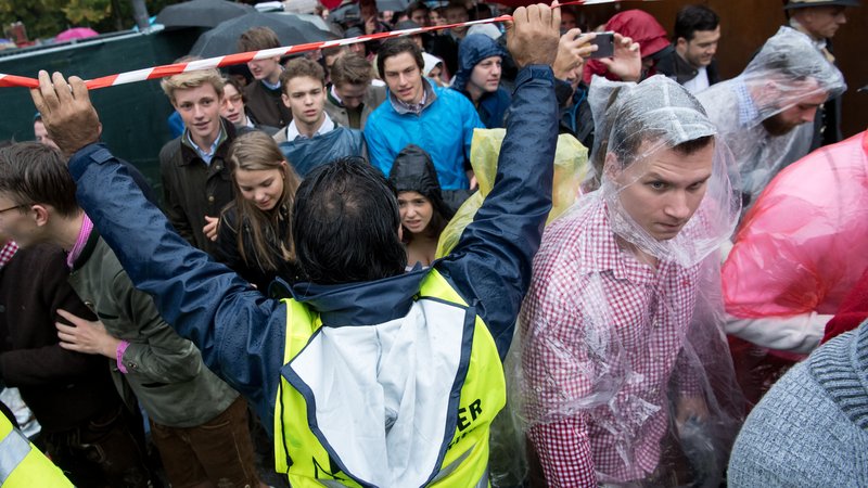 Auftakt zum Oktoberfest am 16.09.2017 in München (Bayern). Ein Ordner lässt Besucher auf das Festgelände. | Bild: picture alliance / Sven Hoppe/dpa Auftakt zum Oktoberfest am 16.09.2017 in München (Bayern). Ein Ordner lässt Besucher auf das Festgelände.
