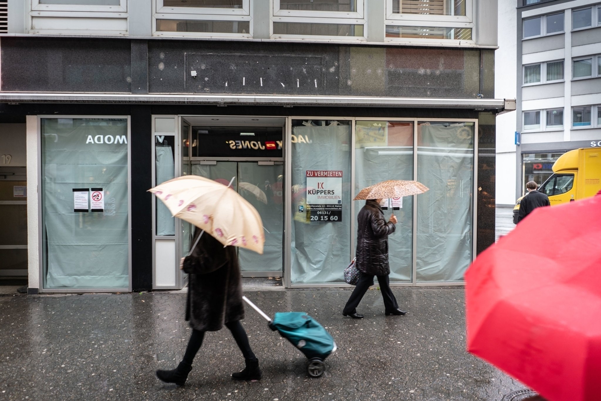 02.02.2021, Rheinland-Pfalz, Mainz: "Zu vermieten" steht auf einem Schild in einem leerstehenden Laden in der Mainzer Innenstadt. In immer mehr deutschen Fußgängerzonen hinterlassen die Corona-Pandemie, aber auch der Siegeszug des Onlinehandels, mittlerweile unübersehbare Spuren. Der Handelsverband Deutschland (HDE) fürchtet, dass bis zu 50 000 Geschäften in der aktuellen Krise das Aus drohen könnte. (zu lrs-Serie "Rheinland-Pfalz vor der Wahl - Kommunen in Rheinland-Pfalz stemmen sich gegen Krise der Innenstädte"" Foto: Frank Rumpenhorst/dpa/Frank Rumpenhorst/dpa +++ dpa-Bildfunk +++