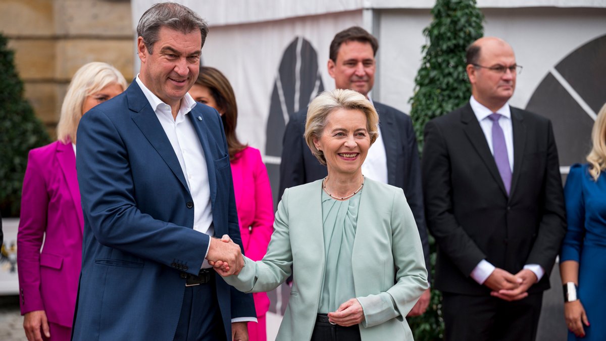 Markus Söder (CSU), Bayerischer Ministerpräsident, begrüßt Ursula von der Leyen (CDU), Präsidentin der Europäischen Kommission