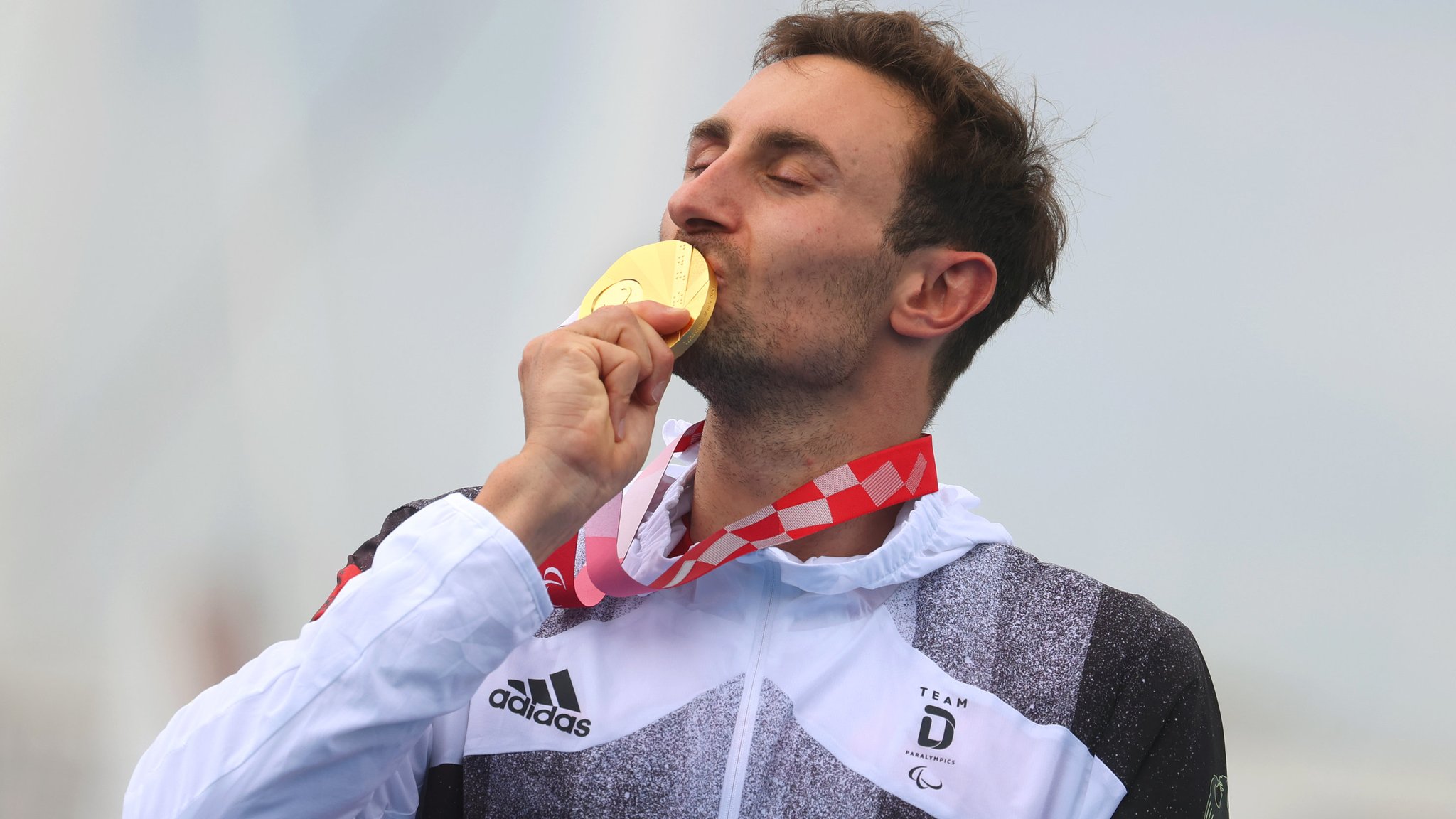 Martin Schulz aus Deutschland küsst bei der Siegerehrung die Goldmedaille. 