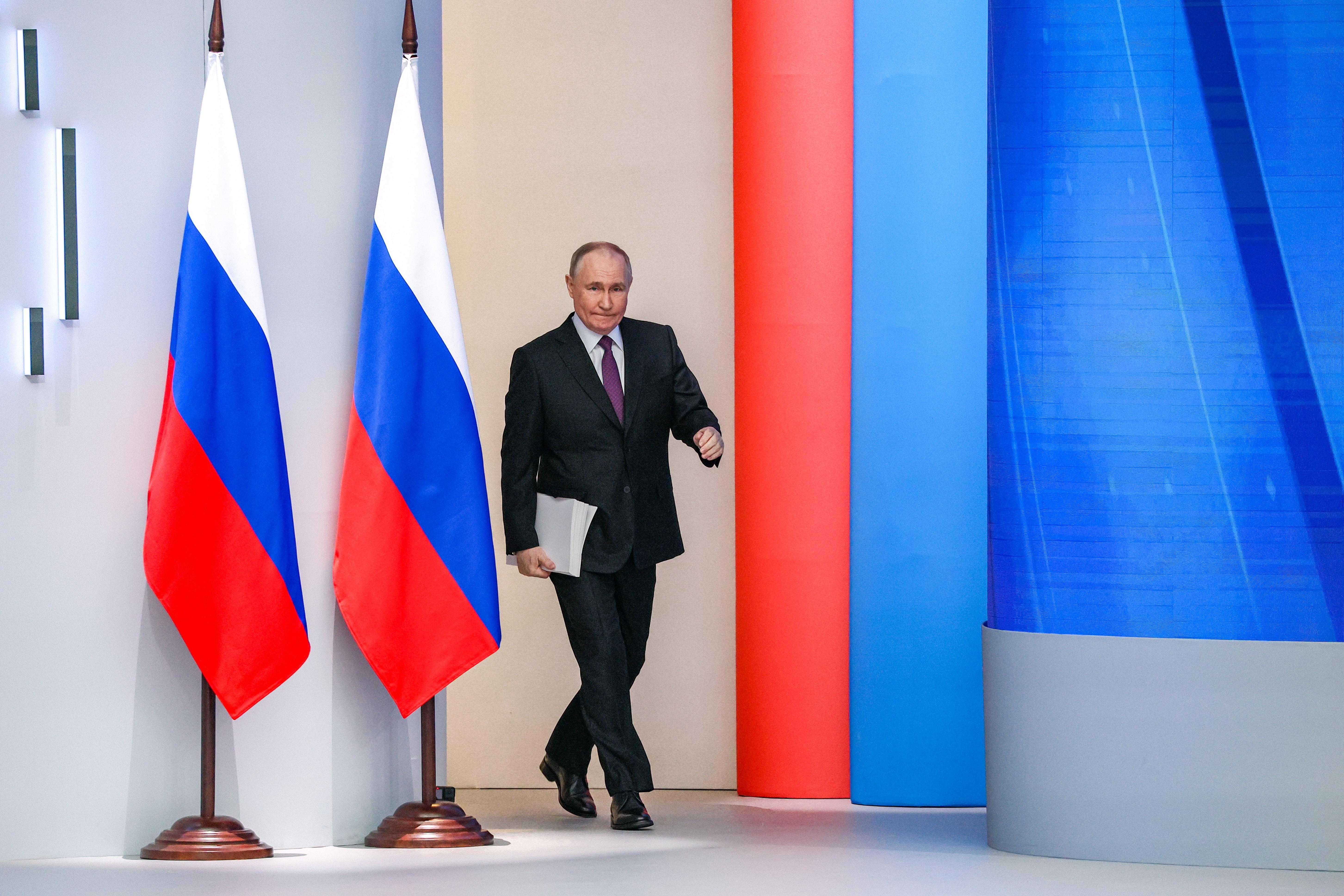 Der russische Präsident geht an Nationalflaggen vorbei