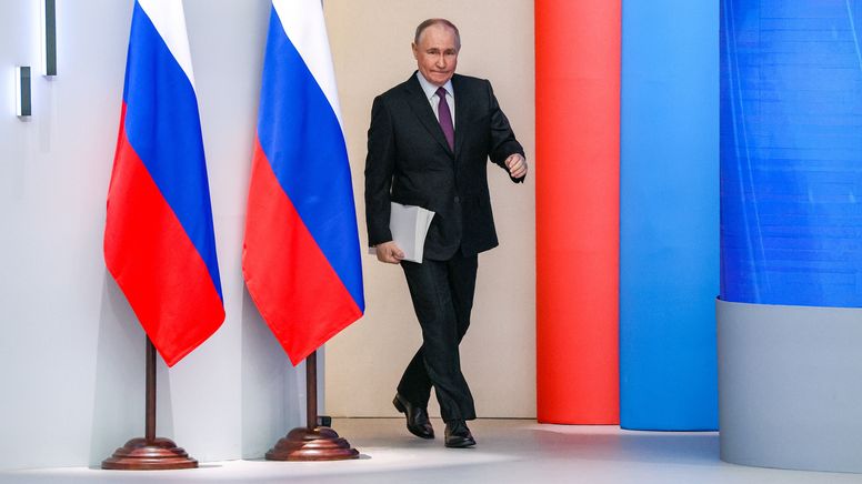 Der russische Präsident geht an Nationalflaggen vorbei | Bild:Sergej Bobylev/Picture Alliance