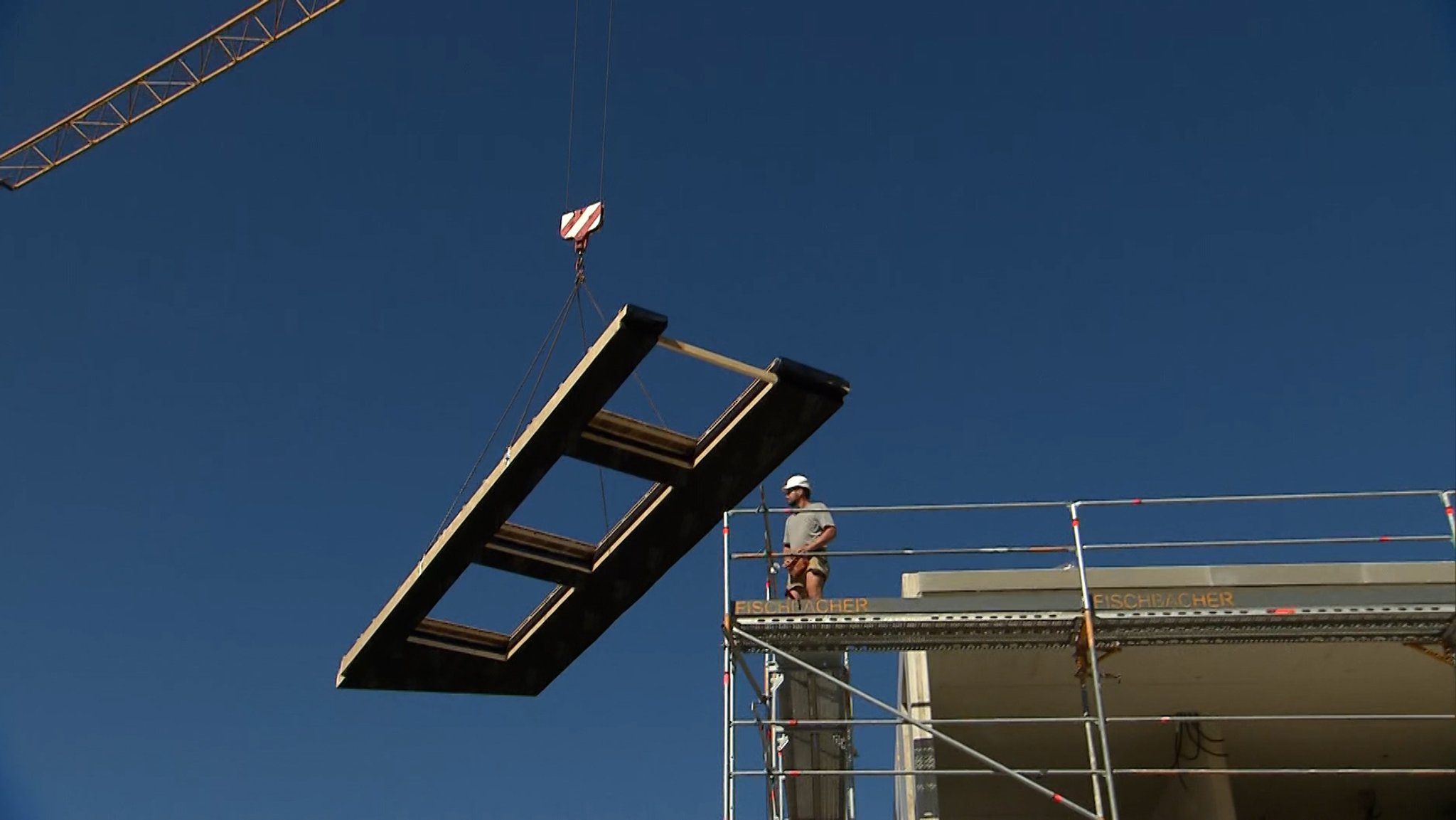 In Ruhpolding in Oberbayern will man schneller günstigen Wohnraum schaffen. In einem Pilotprojekt werden dort Wohnungen in Holzhybridbauweise gebaut. Das verkürzt Genehmigungsverfahren und spart Geld.