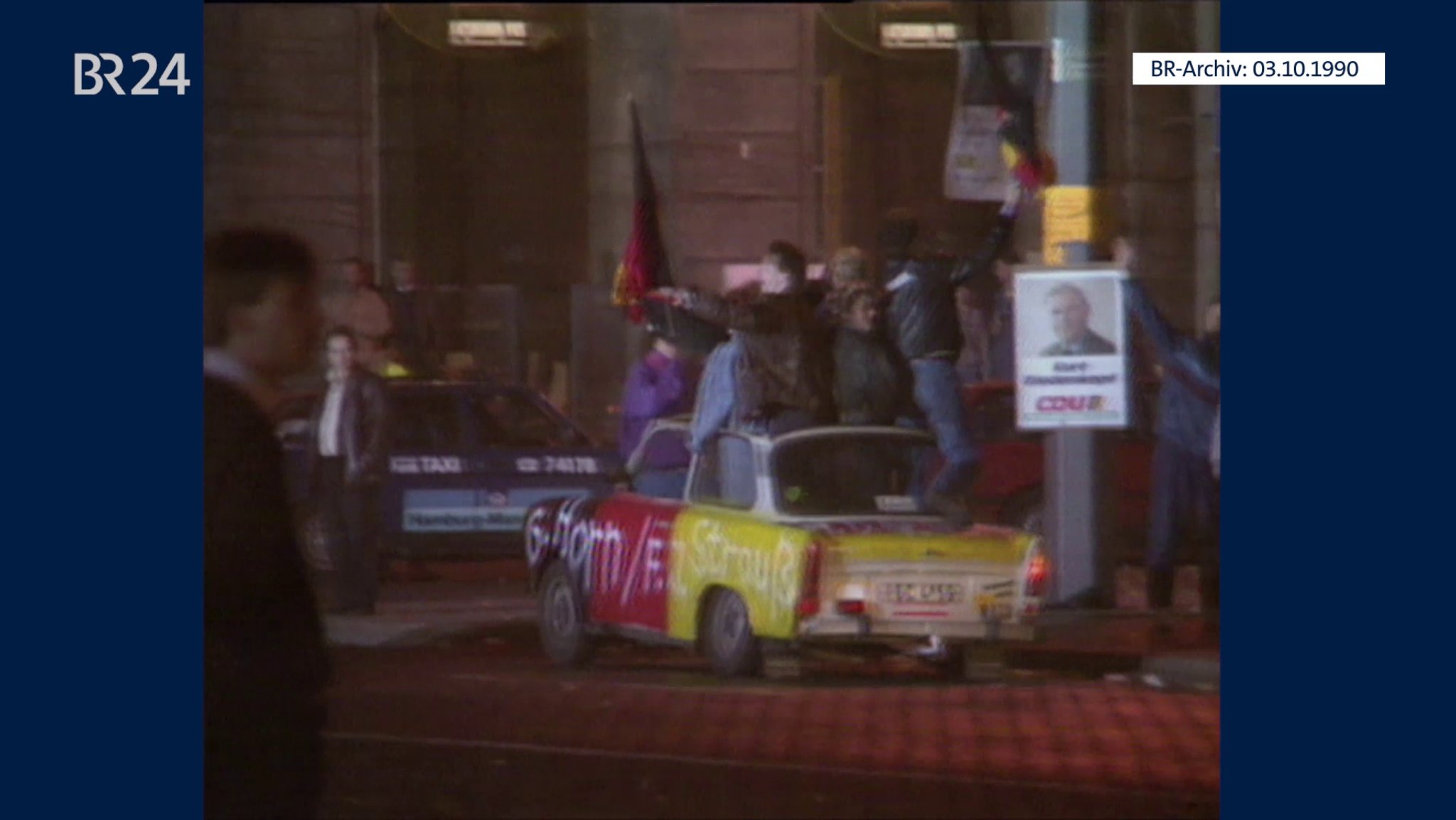 Trabant in Schwarz-Rot-Gold nachts auf der Straße
