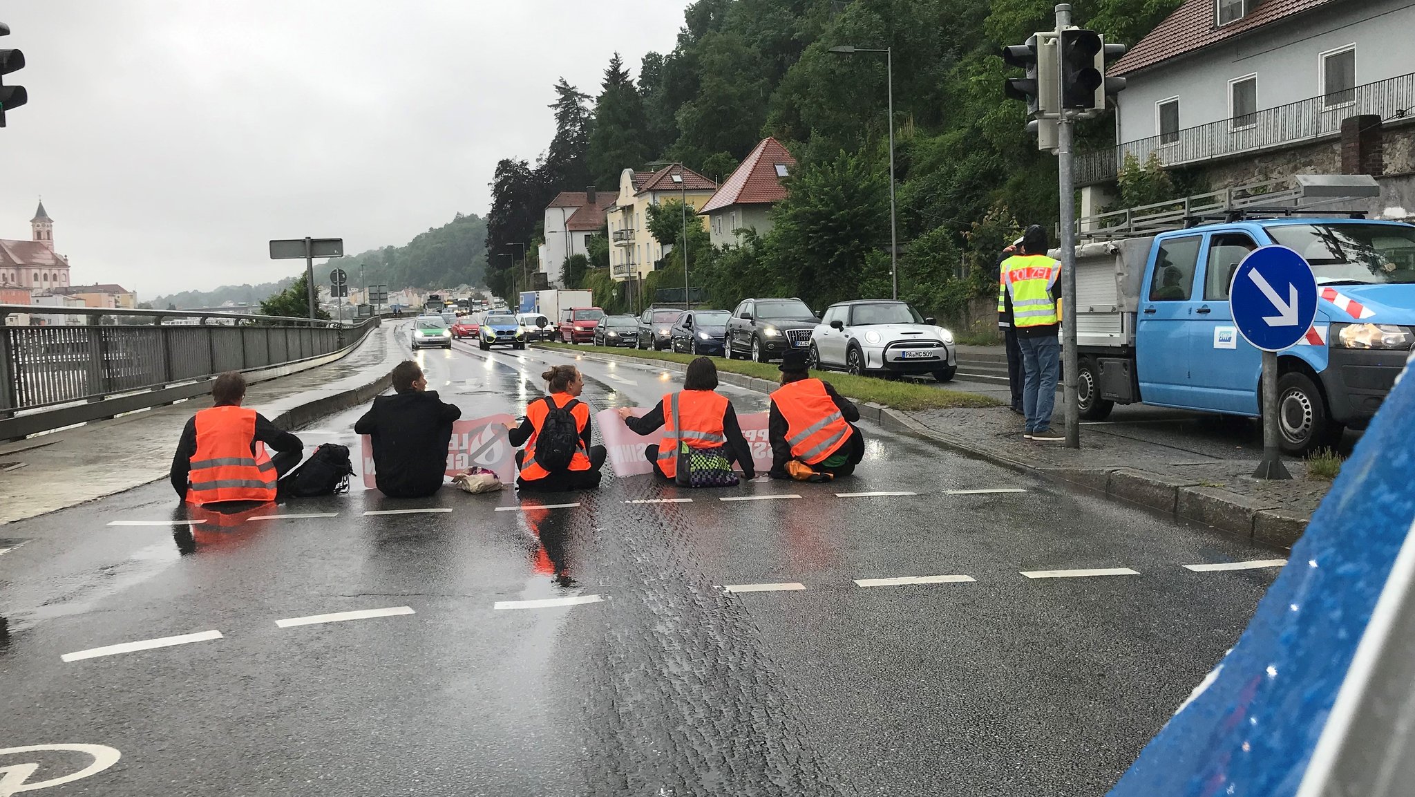 Auf der Straße festgeklebt: Klimaaktivisten legen Verkehr lahm