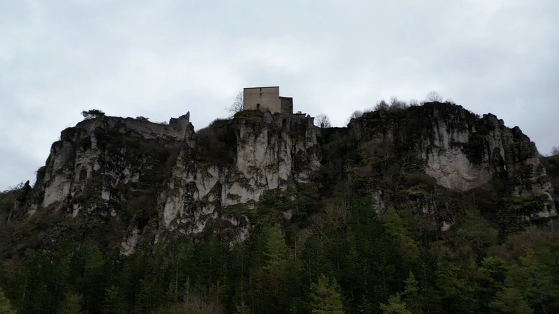 Schloss und Burgruine auf der Felsformation über Arnsberg.