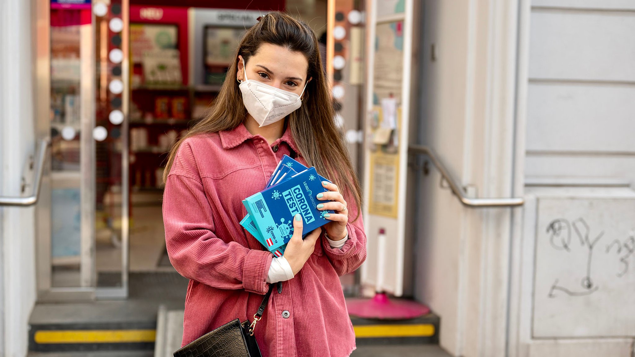 Emilia Markovic, 25 und Lehrerin in Wien, hat einen Corona-Gurgeltest aus dem Drogeriemarkt gemacht und wir durften sie dabei begleiten.