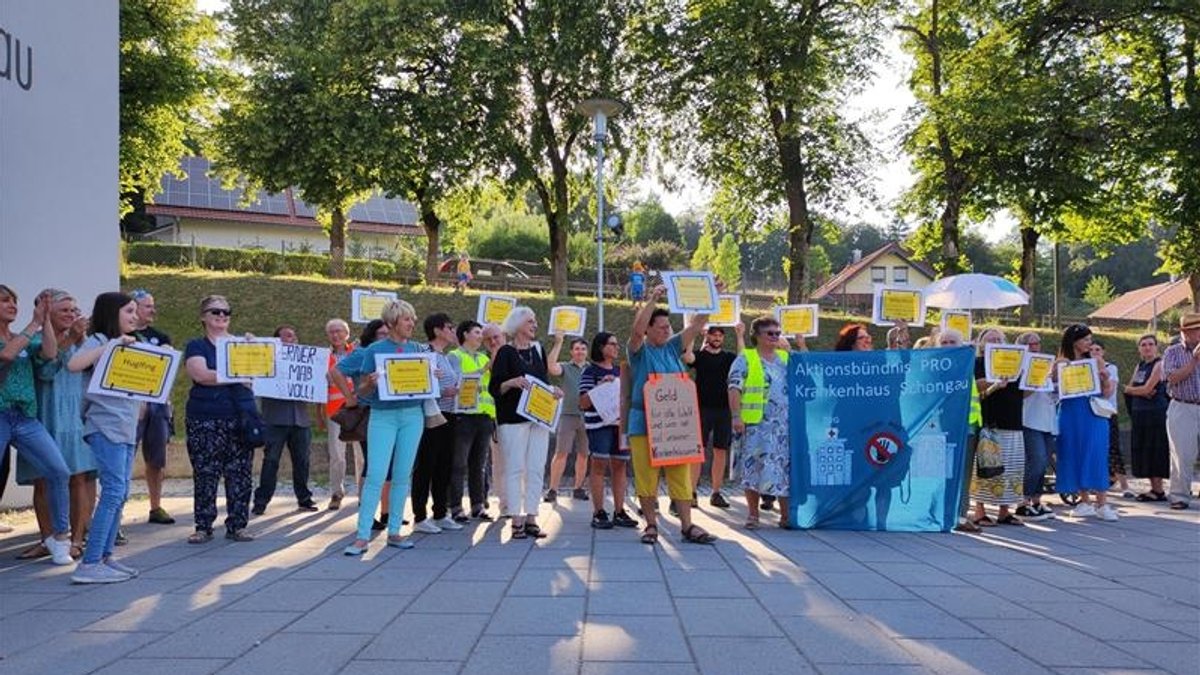 Aktionsbündnis Pro Krankenhaus Schongau am Mittwochabend vor der "jetzt red i"-Arena