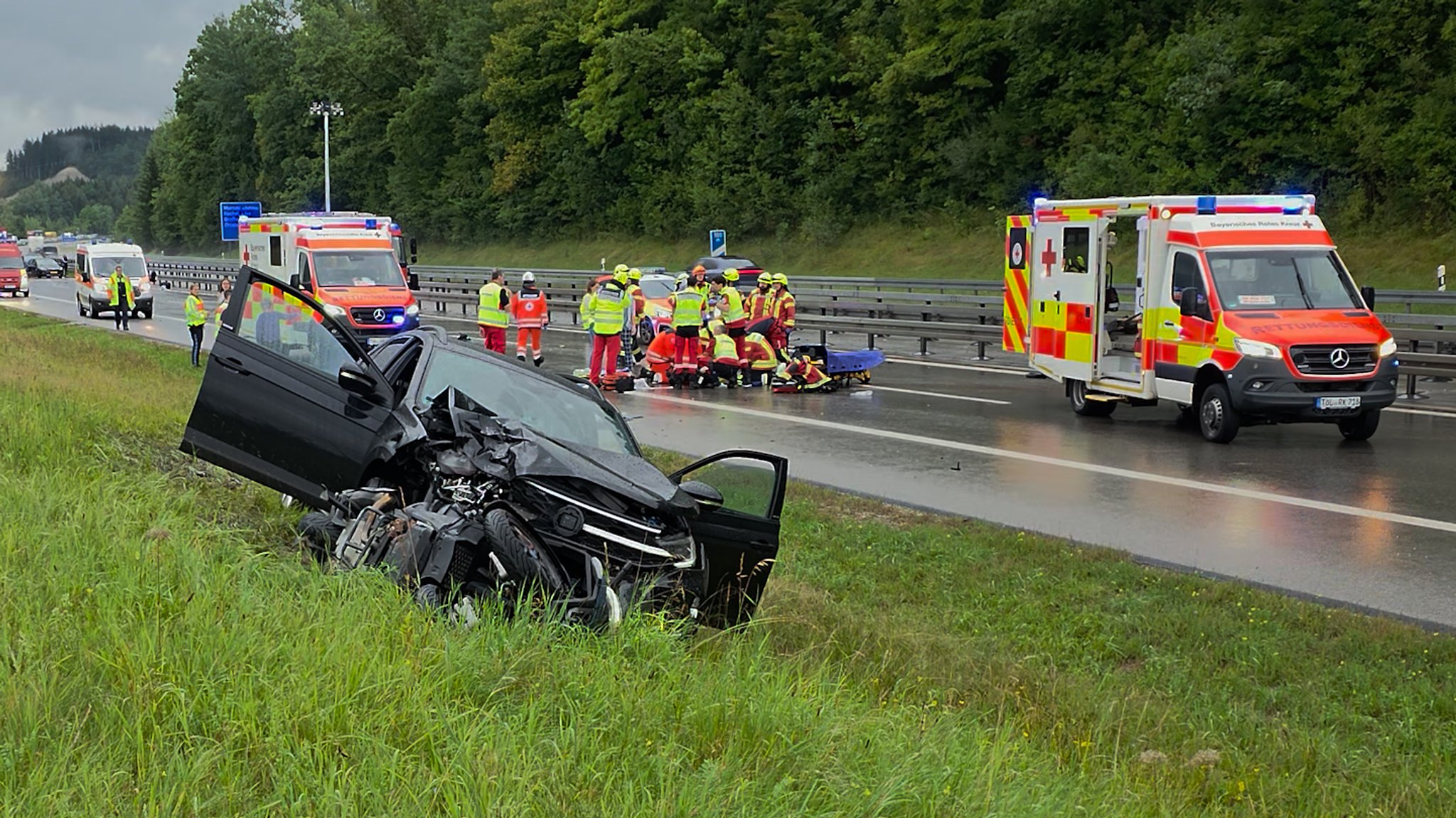 Am 21.08. 25 kam es zu einer Aquaplaning Unfallserie auf der A95 nahe der Ausfahrt Murnau. Der Sachschaden hoch, ein Mensch verlor sein Leben. | Bild: Dominik Bartl Am 21.08. 25 kam es zu einer Aquaplaning Unfallserie auf der A95 nahe der Ausfahrt Murnau. Der Sachschaden hoch, ein Mensch verlor sein Leben.