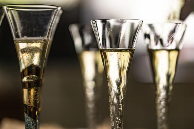 Champagnergläser im Gegenlicht | Bild:picture alliance / imageBROKER / Olaf Krüger