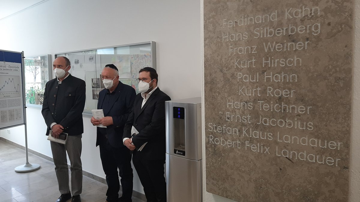 Die Erinnerungstafel, die Namen von zehn früheren jüdischen Schülern auflistet, die Opfer der NS-Dikatur wurden.