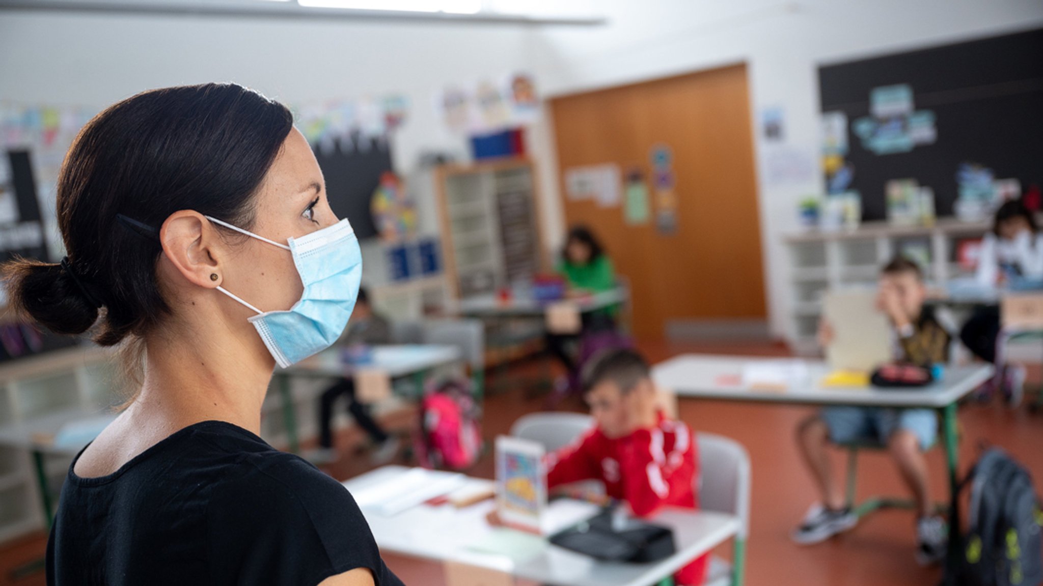 Symbolbild: Lehrerin mit Maske