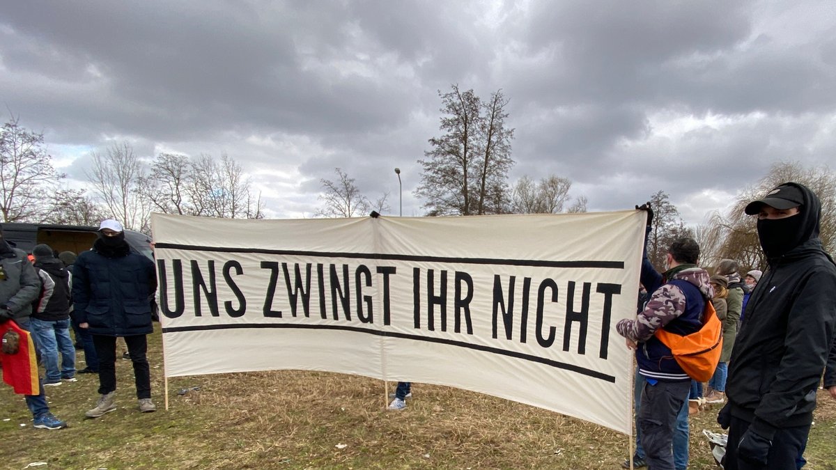 Vermummte Aktivisten bei einem Corona-Protest am 30.01.2022 in Nürnberg