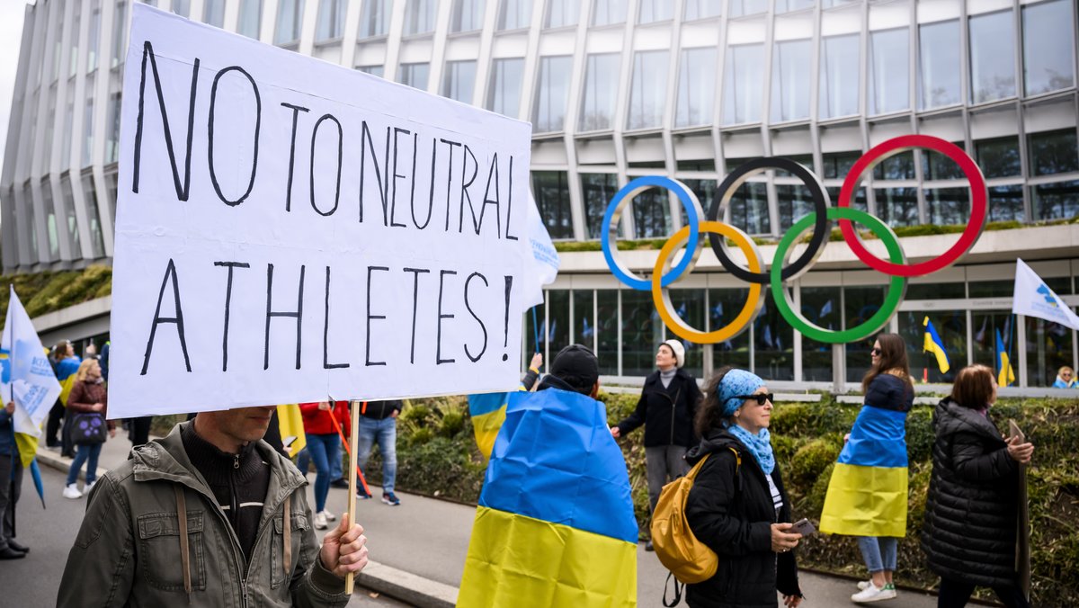 Demonstration gegen die Teilnahme von "neutralen" Athleten vor dem Gebäude des IOC in Lausanne