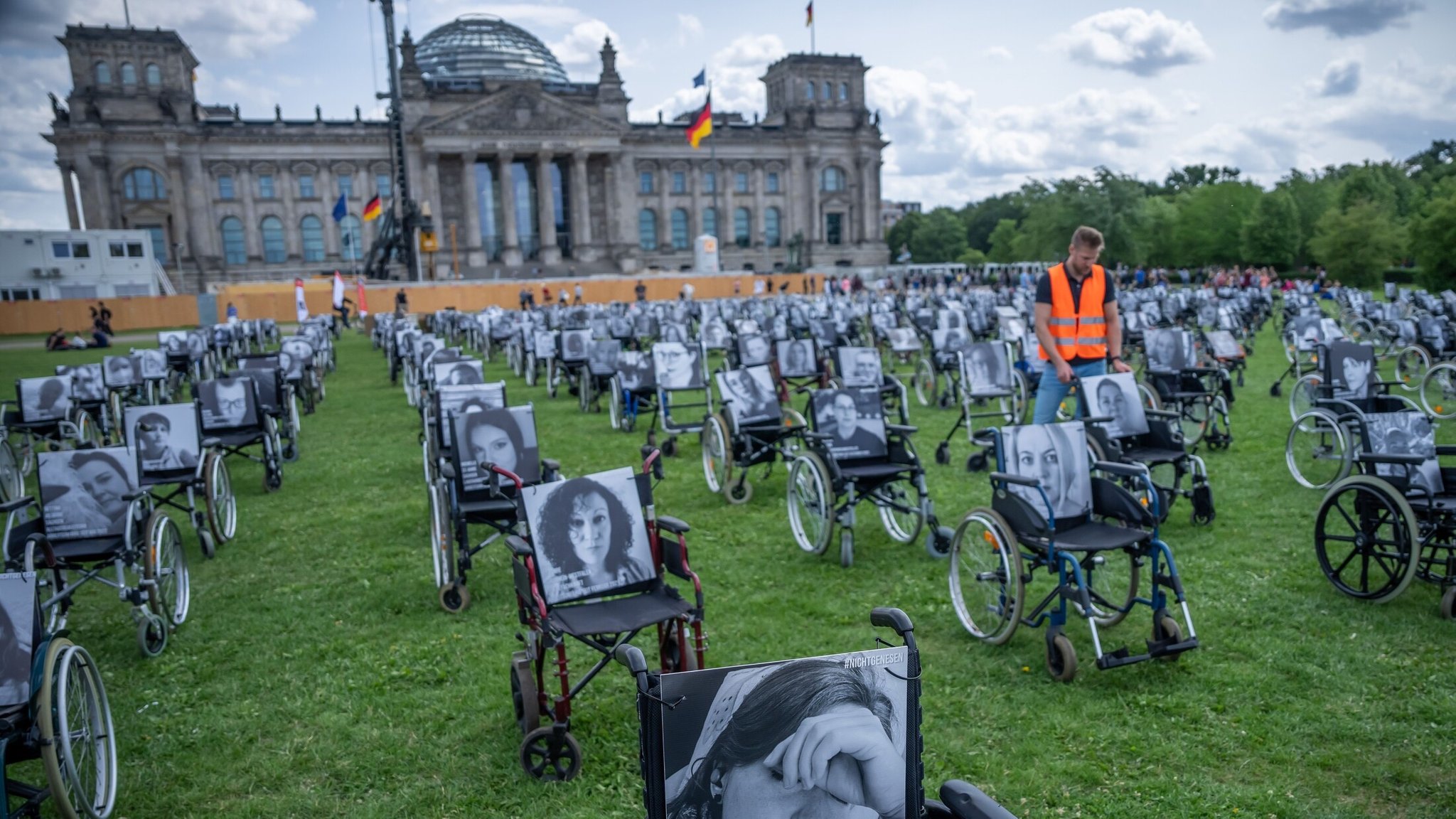 Aktion für Long Covid- und CFS-Erkrankte vor dem Bundestag (2023)