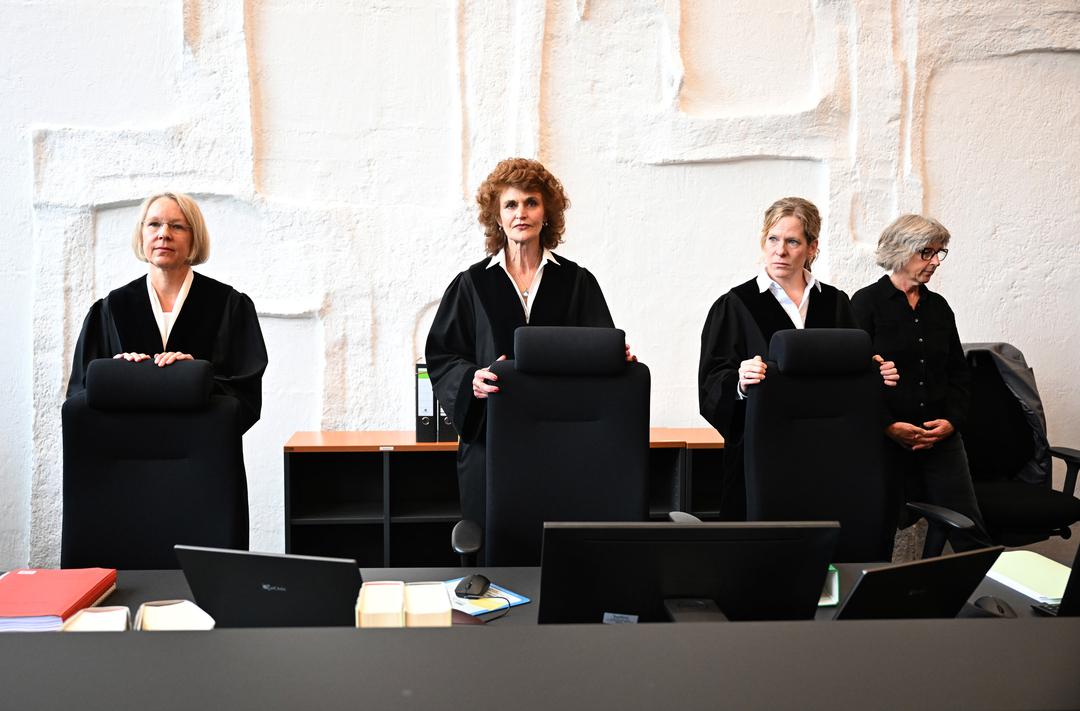 29.09.2025, Bayern, Laufen: Die Richterin Heike Will (M) steht im Sitzungssaal des Amtsgerichts Laufen, in dem der Prozess um den mutmaßlichen Mord an der Studentin Hanna in Aschau neu verhandelt wird.