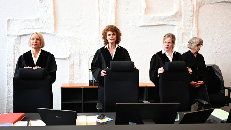 29.09.2025, Bayern, Laufen: Die Richterin Heike Will (M) steht im Sitzungssaal des Amtsgerichts Laufen, in dem der Prozess um den mutmaßlichen Mord an der Studentin Hanna in Aschau neu verhandelt wird. | Bild: dpa-Bildfunk/Felix Hörhager 29.09.2025, Bayern, Laufen: Die Richterin Heike Will (M) steht im Sitzungssaal des Amtsgerichts Laufen, in dem der Prozess um den mutmaßlichen Mord an der Studentin Hanna in Aschau neu verhandelt wird.