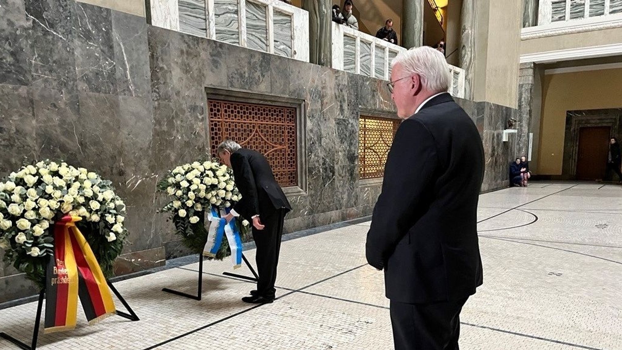 Bundespräsident Frank-Walter Steinmeier bei der Kranzniederlegung in der LMU am 06.02.2023.